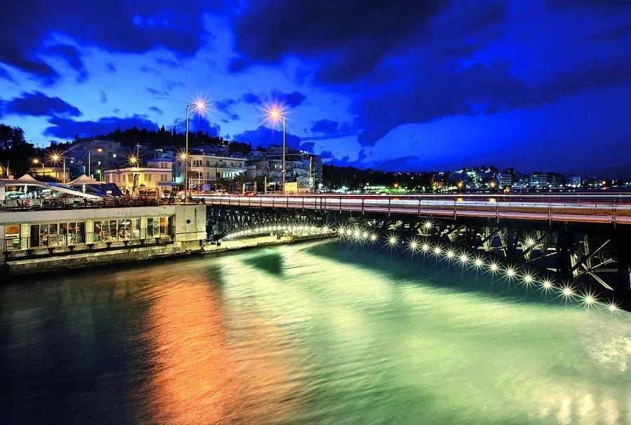 Η γέφυρα της Χαλκίδας τη νύχτα